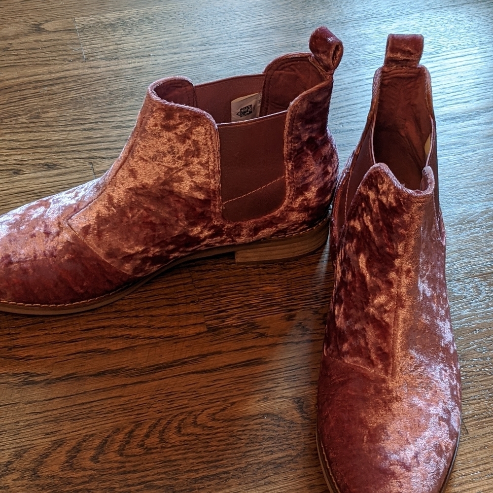 TOM'S Ella Chelsea Boot Pink Size 8.5 (runs small)